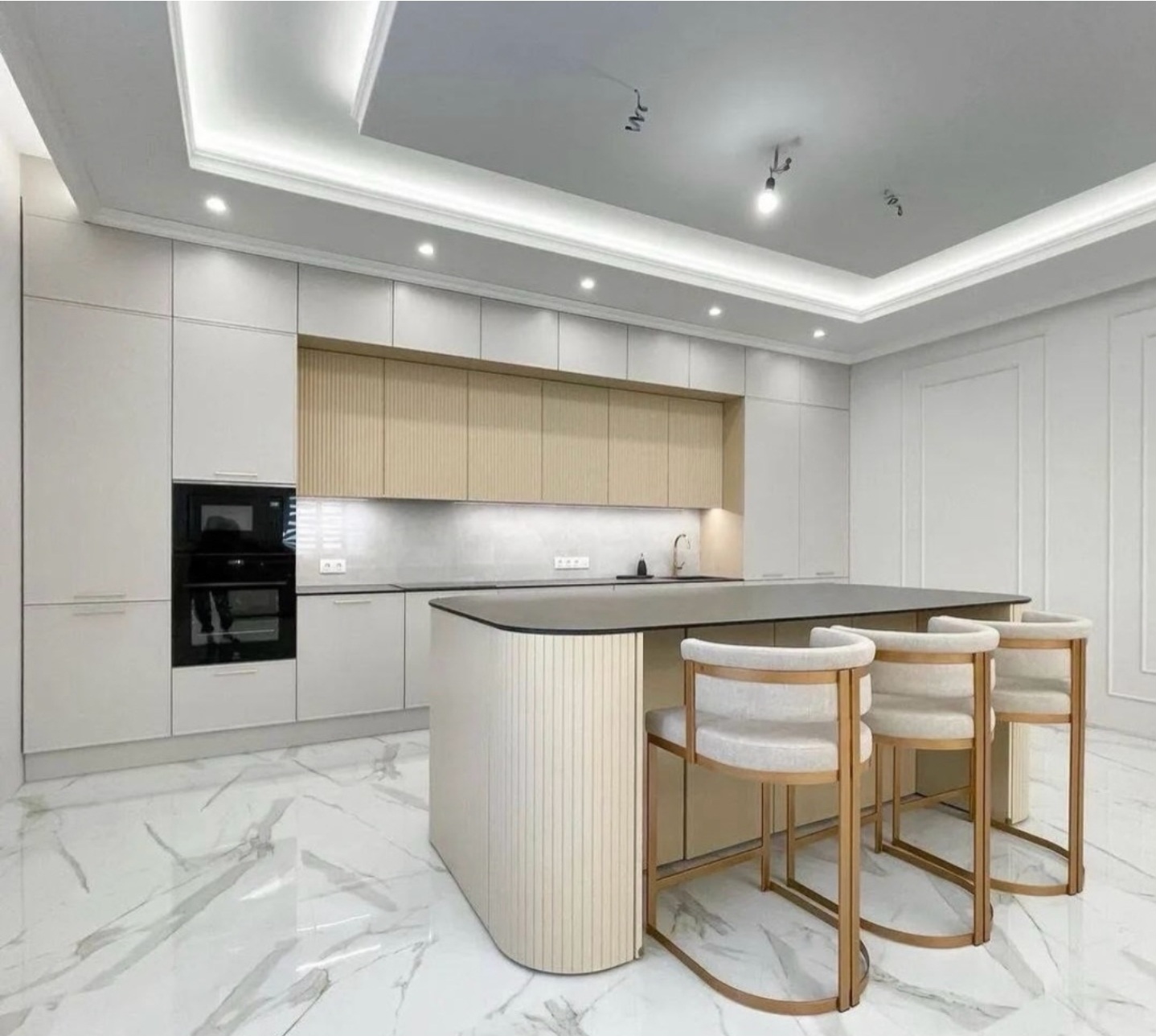 Minimalistische Küche mit Holzlamellen und Designer-Barhockern
