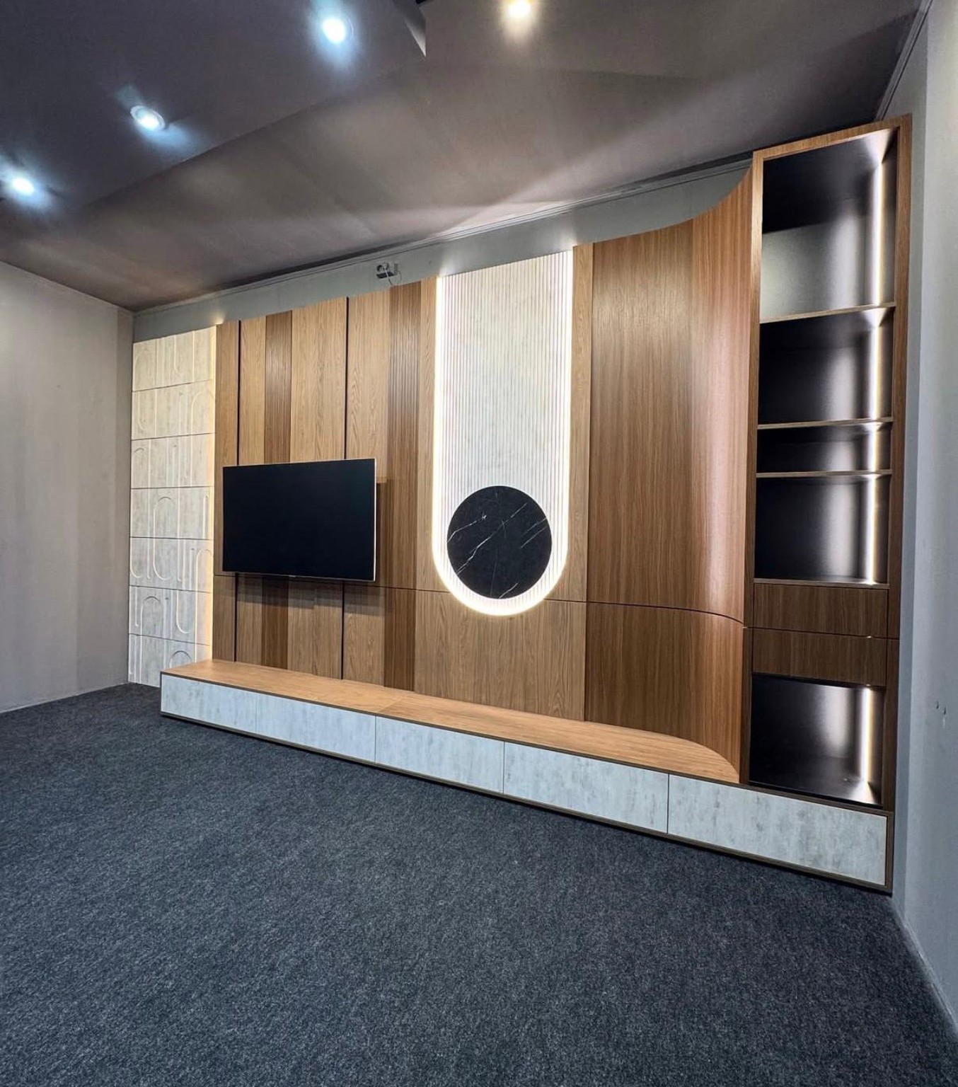 Massgefertigte TV-Wand in Nussbaum mit beleuchtetem Marmor-Detail